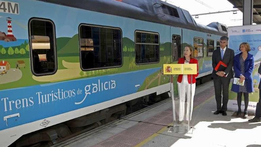 Pastor presenta ayer la oferta de trenes turísticos para este verano.