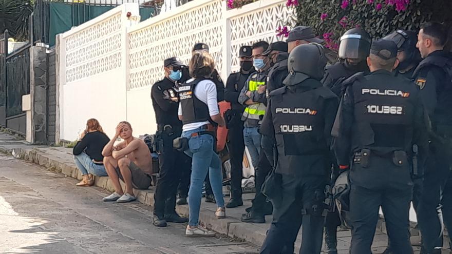 Reducen y llevan al hospital al varón que se atrincheró en Puerto de la Cruz