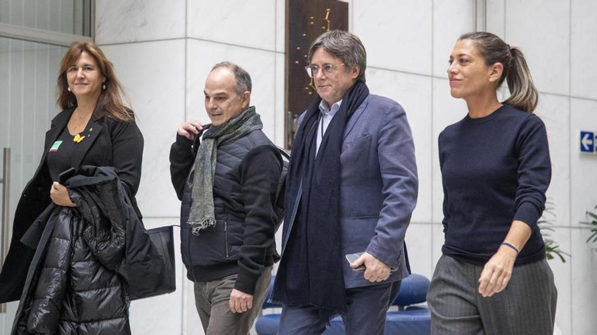 (I-D) La presidenta de Junts, Laura Borràs; el secretario general de Junts per Catalunya, Jordi Turull; el expresidente de la Generalitat, Carles Puigdemont, y la diputada de Junts, Miriam Nogueras, a su llegada al Parlamento Europeo