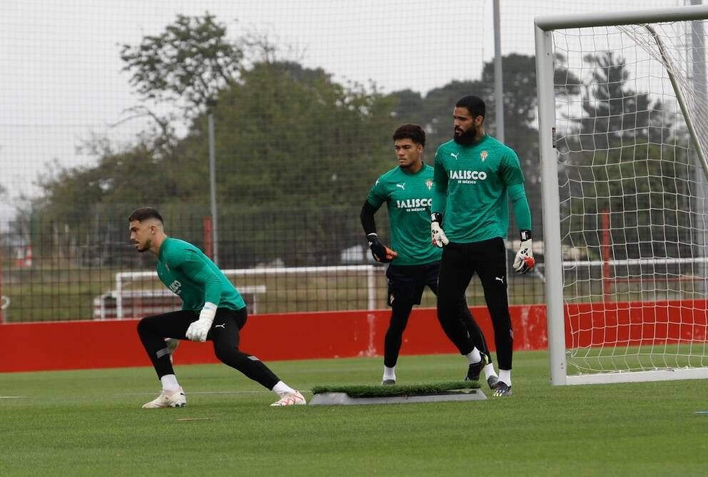 El entrenamiento del Sporting antes de su debut liguero en El Molinón, en imágenes