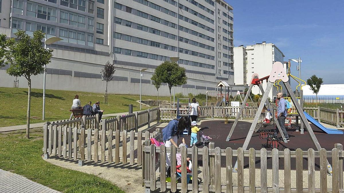 Área infantil en Novo Mesoiro, para donde los vecinos piden renovar estas zonas y un polideportivo.   | // V. E.