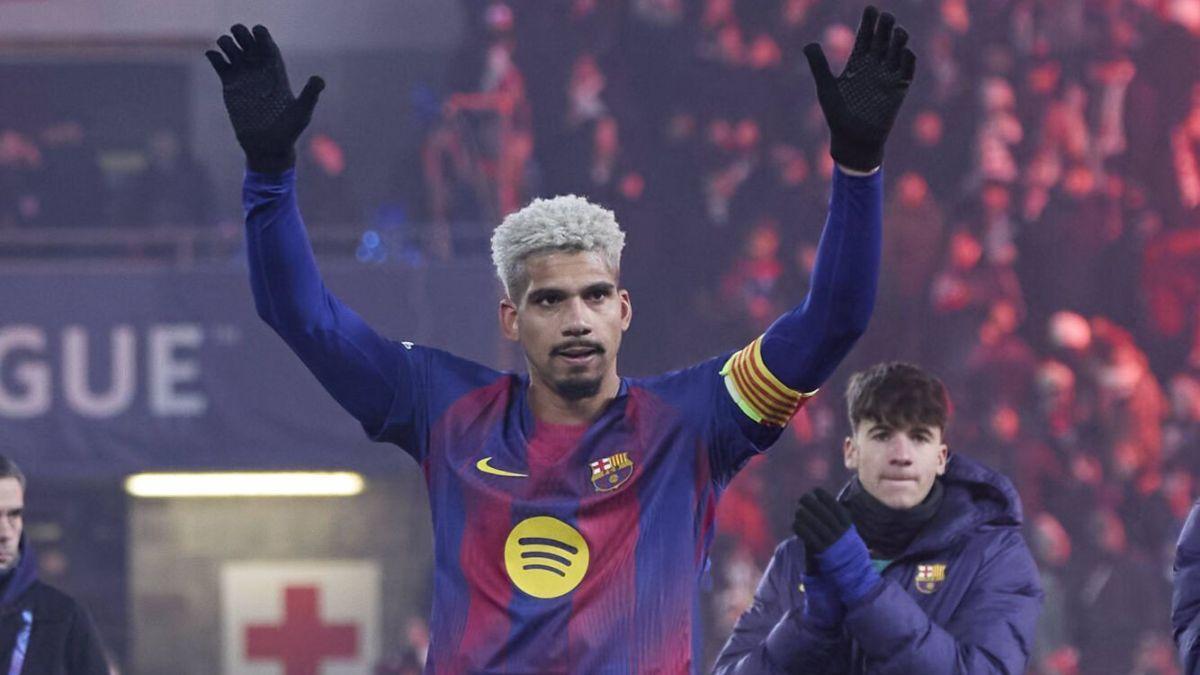 Ronald Araujo saluda a la afición del Barça en Praga