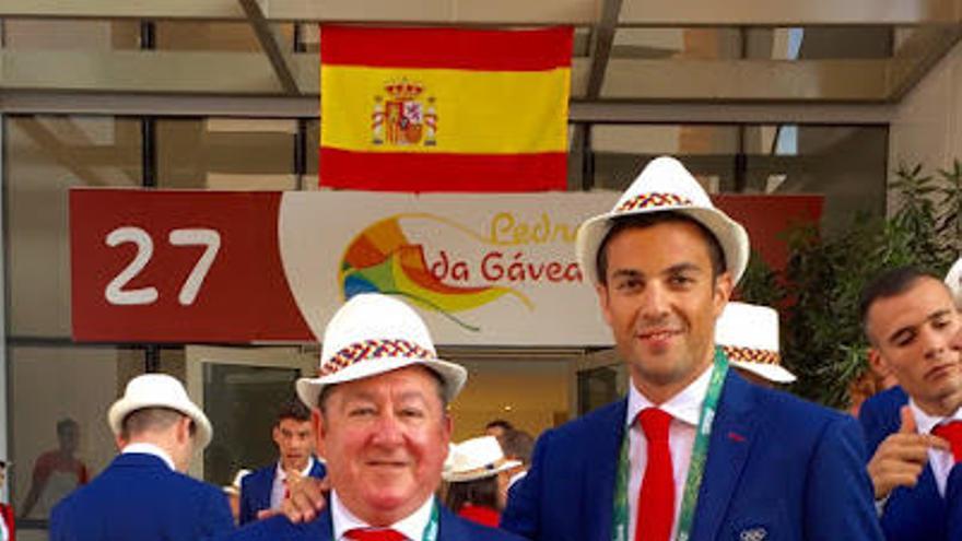 Miguel Ángel López, con su entrenador en la Villa Olímpica.