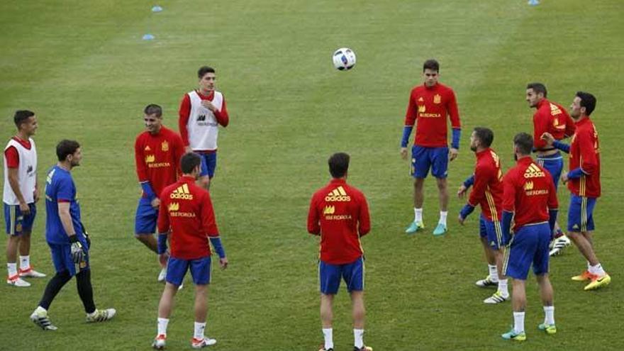 Del Bosque prueba a puerta cerrada con el mismo equipo del debut