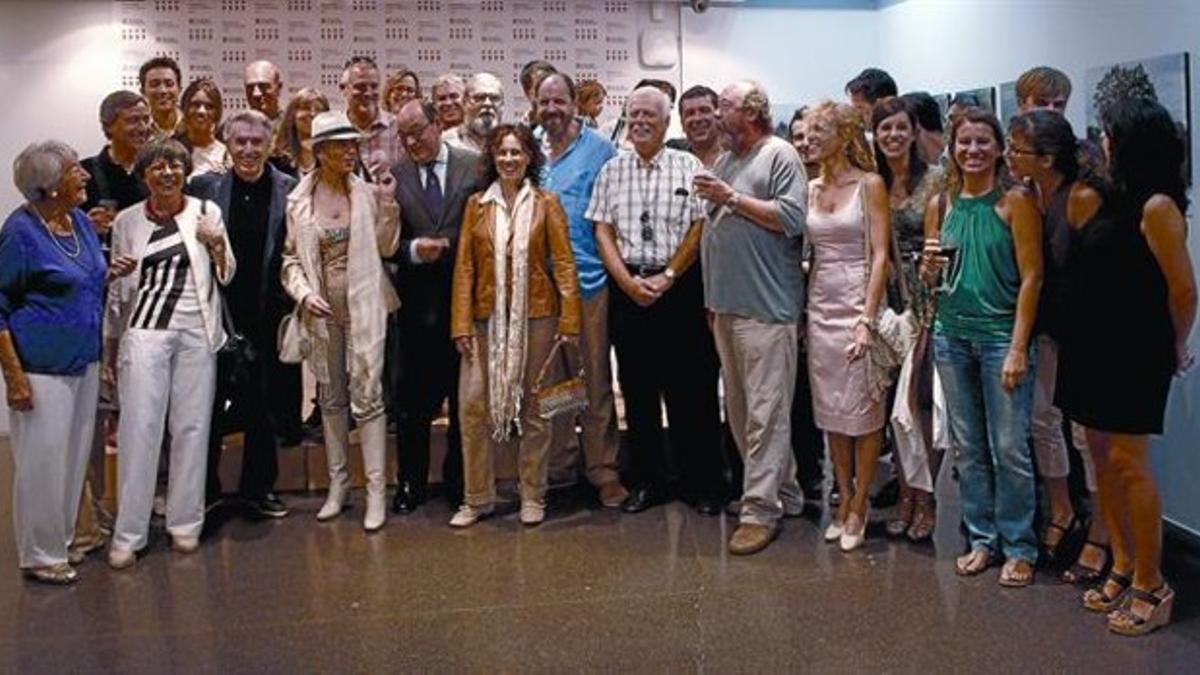 El delegado de la Generalitat en Madrid, Jordi Casas (con traje y gafas), posa con los actores catalanes que trabajan en Madrid, ayer en Blanquerna.