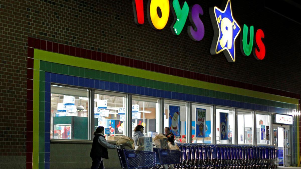 FILE PHOTO:   Consumers leave a Toys R Us store with full shopping carts after shopping on the day dubbed &quot;Black Friday&quot; in Framingham