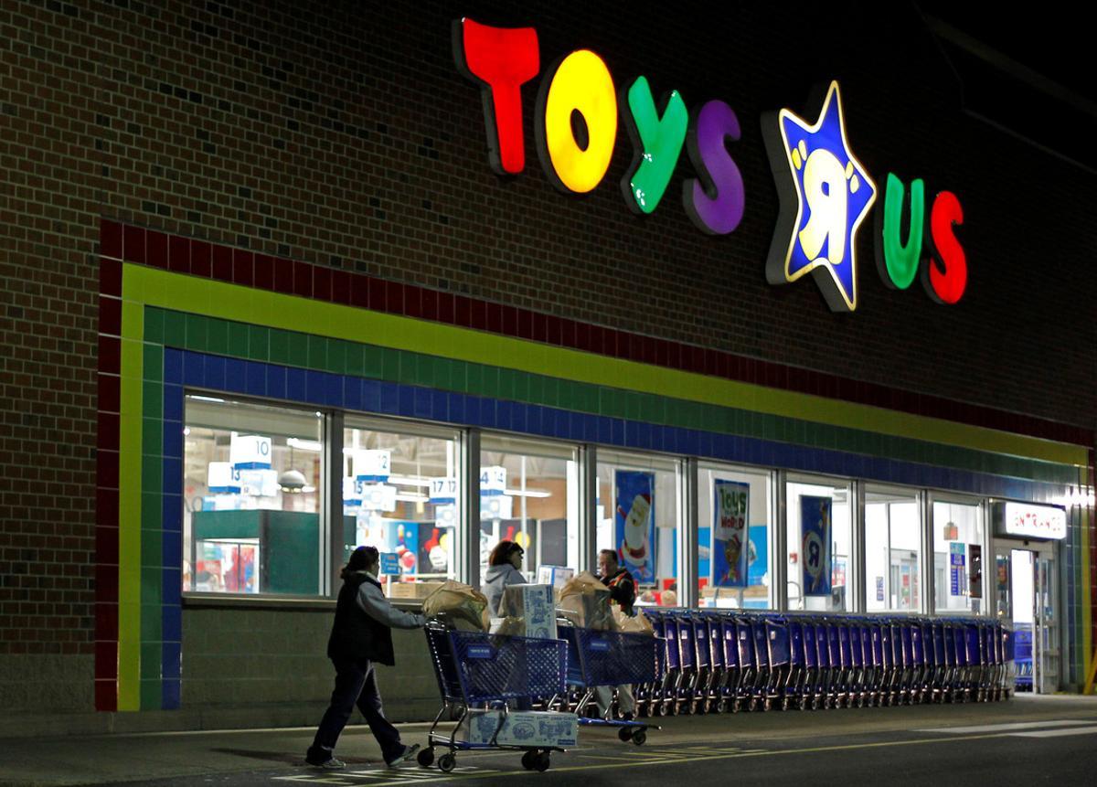 FILE PHOTO:  Consumers leave a Toys R Us store with full shopping carts after shopping on the day dubbed Black Friday in Framingham, Massachusetts, U.S., November 25, 2011.   REUTERS/Adam Hunger/File Photo