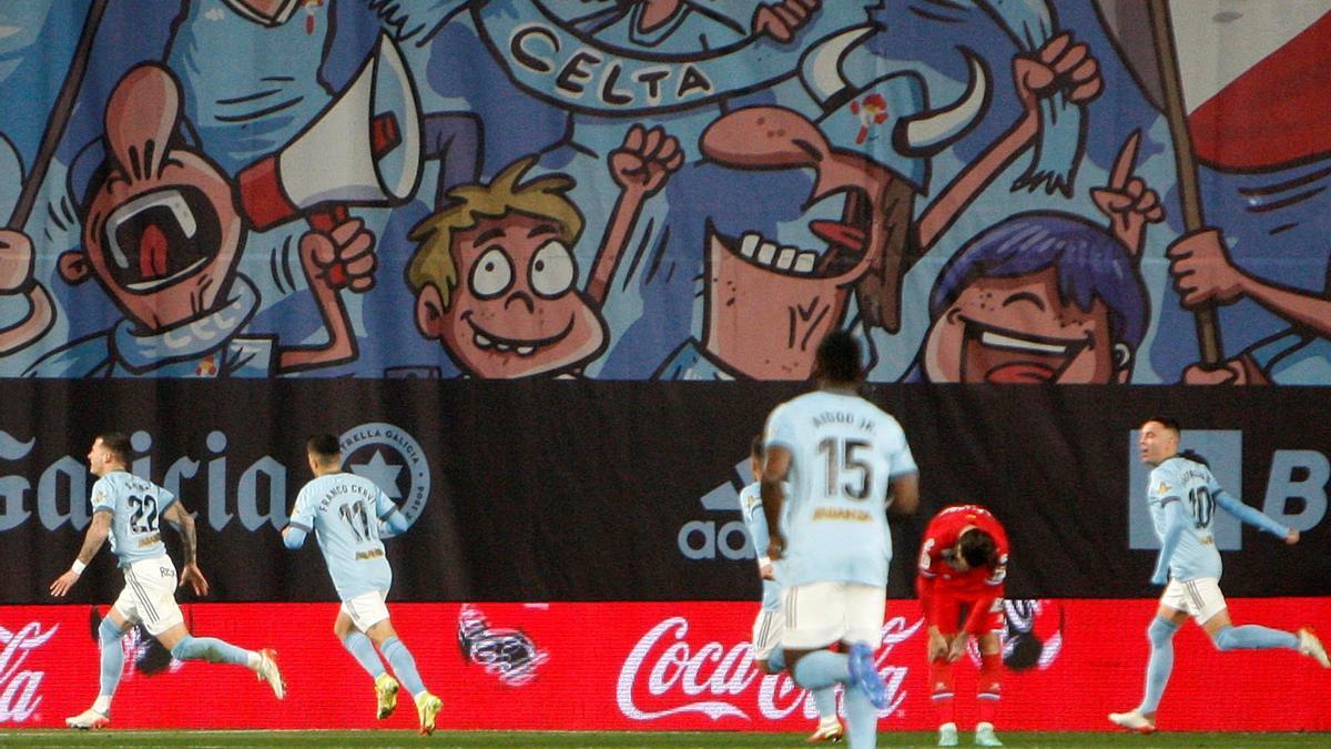 Los jugadores del Celta celebran uno de los goles ante el Espanyol.