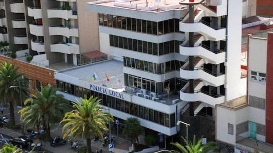 La adolescente afectada por las amenazas y los abusos sexuales del joven detenido fue trasladada a dependencias de la Jefatura de la Policía Local de Santa Cruz de Tenerife.