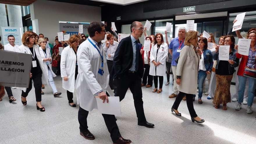 El conselleiro de Sanidade llega al Hospital Álvaro Cunqueiro entre protestas de trabajadores. // J. Lores