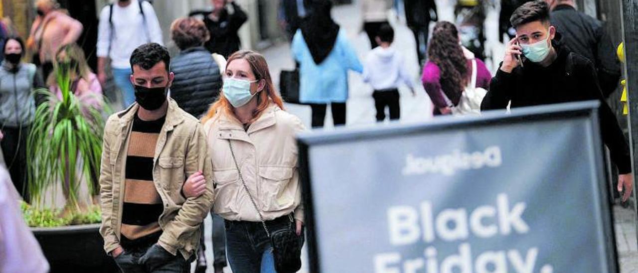 Un cartel anunciaba ayer en la calle Castillo de Santa Cruz, una de las principales arterias comerciales de la capital tinerfeña, el inminente ‘Black Friday’.