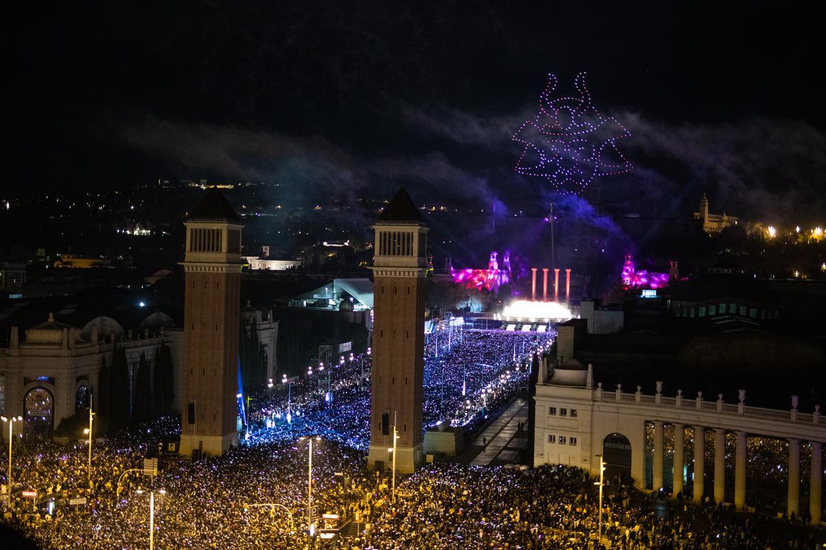 Fiesta para celebrar el paso del 2022 al 2023 junto a la Fuente Mágica de Montjuïc de Barcelona