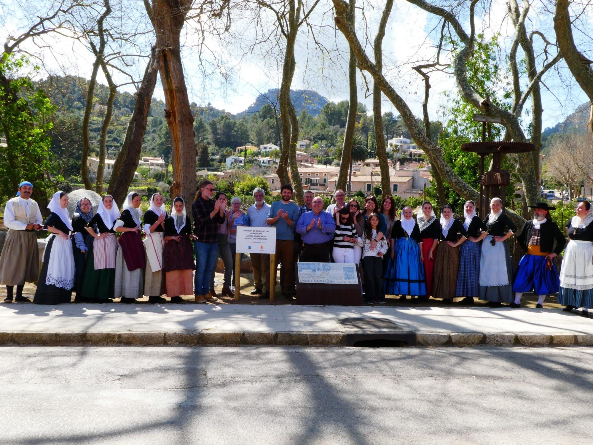 Els escolars de la Vall de Gallinera visiten el poble germà de Puigpunyent (imatges)