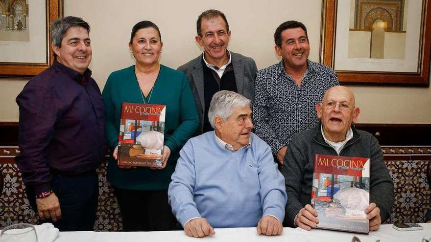 Mariano Rodríguez San León junto al hostelero gaditano Gonzalo Córdoba y los hijos de ambos en Cádiz.