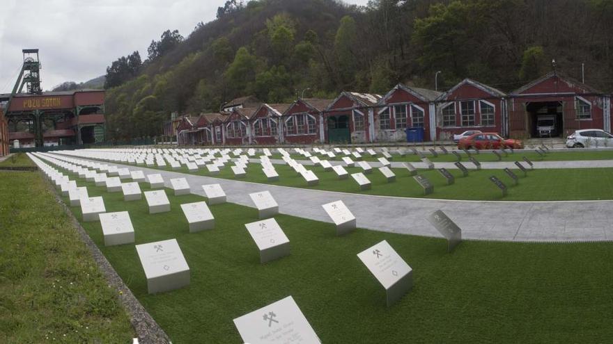 El memorial de los fallecidos en la minería, en el pozo Sotón.