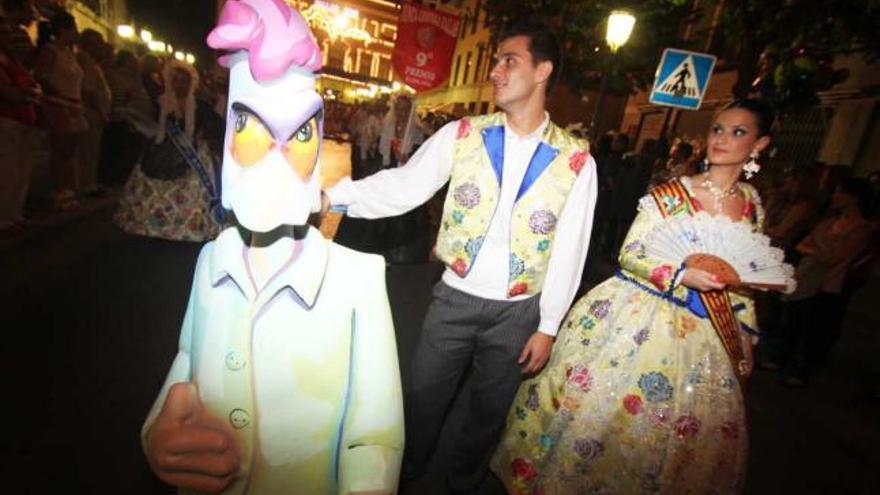 Momento de la Cabalgata del Ninot que anoche recorrió el centro de Elda.