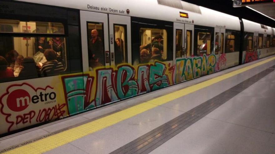 Un vagón de metro pintado.