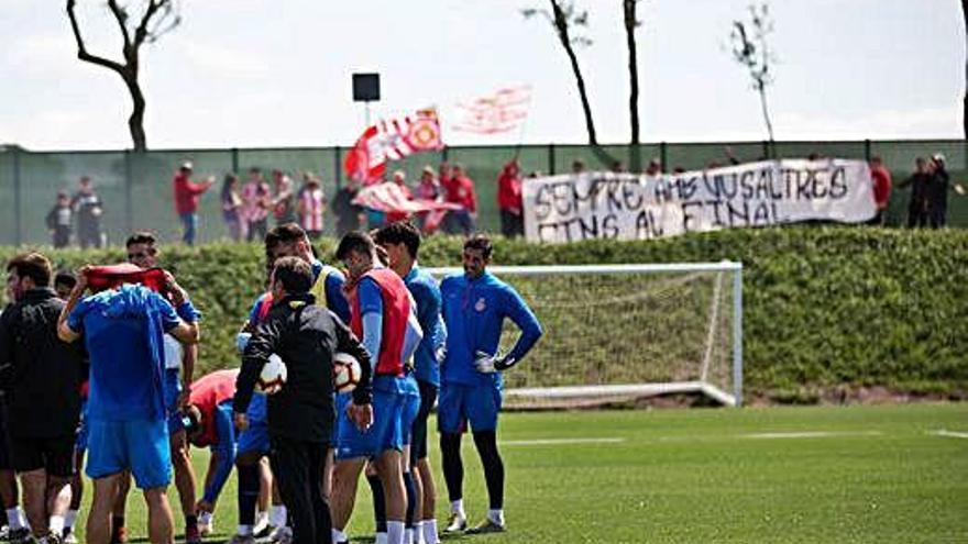 Les penyes donen suport a l&#039;equip durant l&#039;entrenament