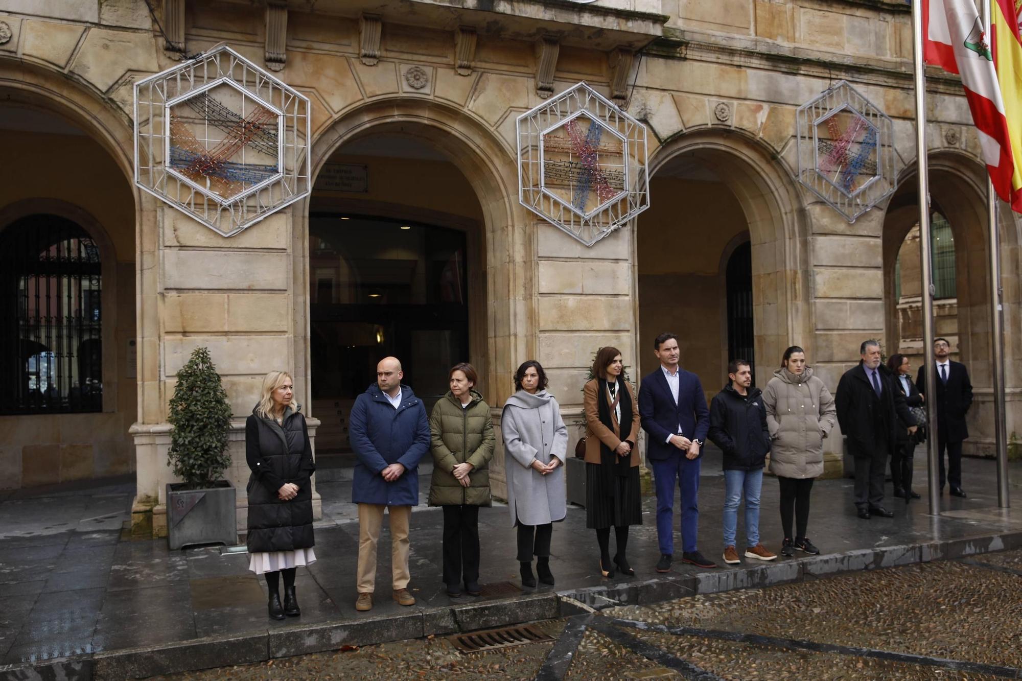 El minuto de silencio en Gijón por los dos guardias civiles asesinados en Barbate, en imágenes