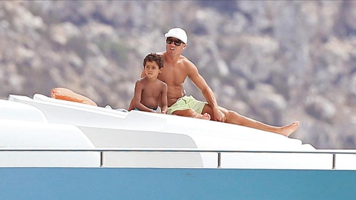 Cristiano Ronaldo y su hijo durante las vacaciones del verano pasado