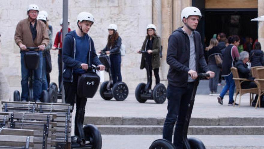 Un grup de «segways» circulant pel Barri Vell de Girona, en una imatge d&#039;arxiu