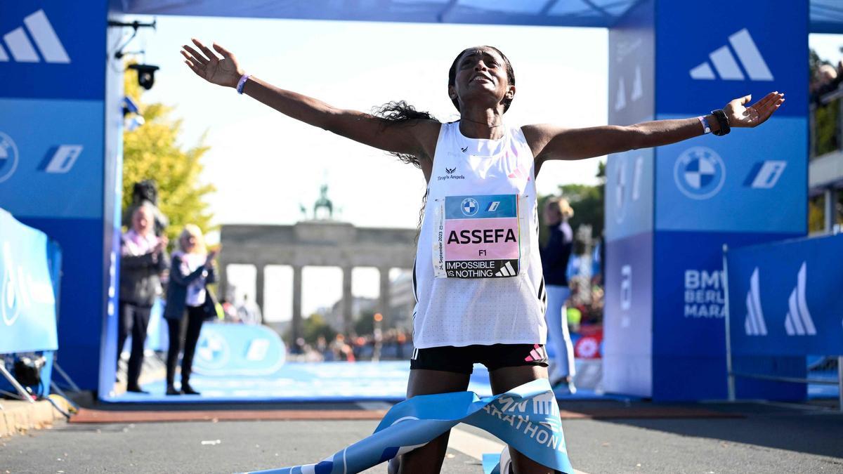 Tigist Assefa, tras batir el récord del mundo de maratón en Berlín.
