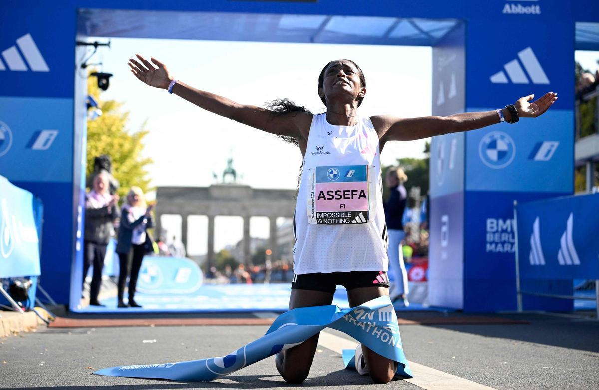 L’etíop Tigist Assefa fa miques el rècord mundial de marató a Berlín