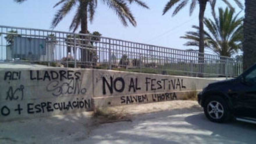 Pintadas en contra del festival en el paseo de Alboraia.