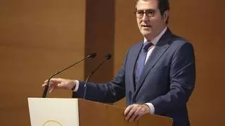 La CEOE alerta de una potencial fuga de inversiones si se hacen permanentes los impuestos a banca y energéticas