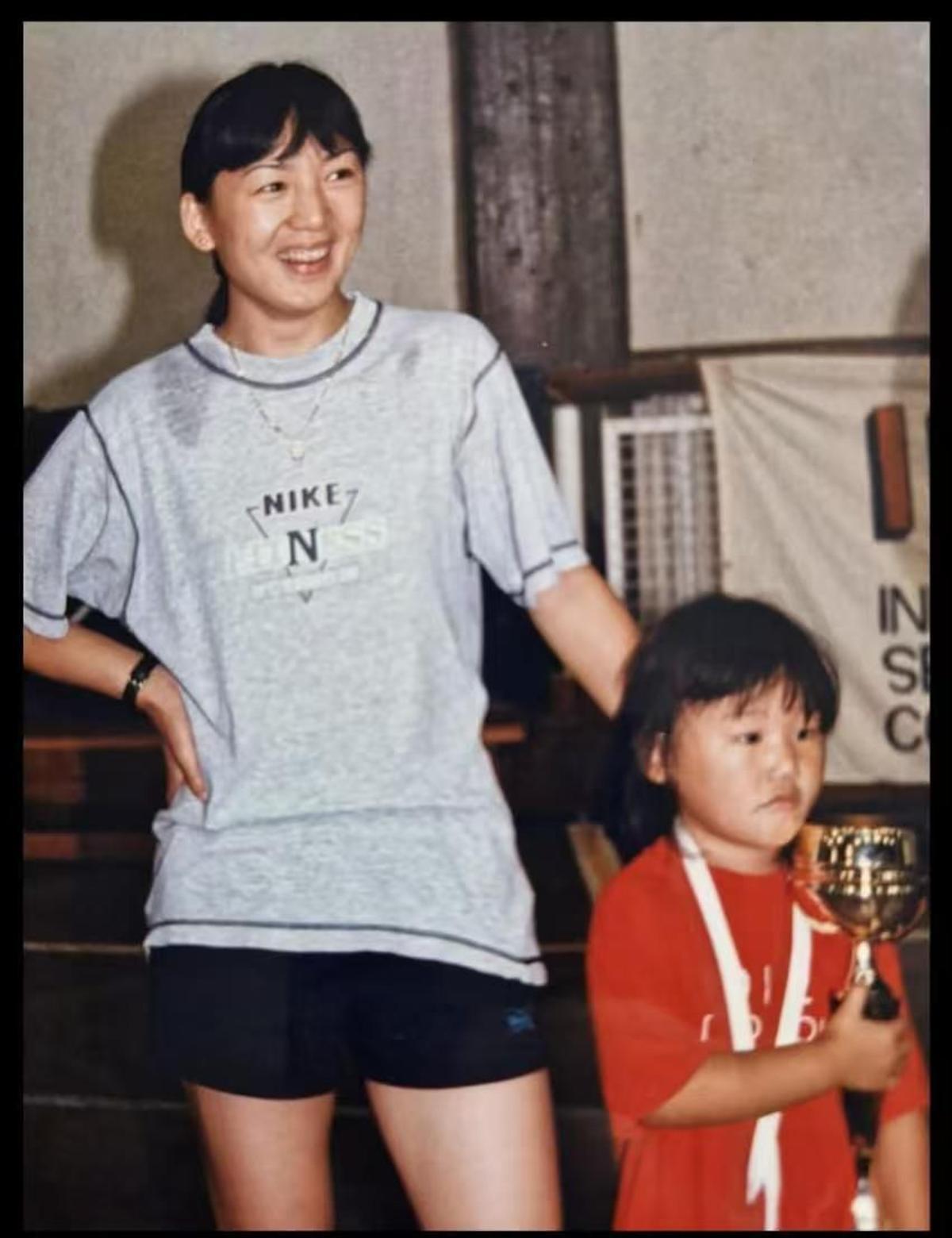 María Xiao, de niña con su madre.