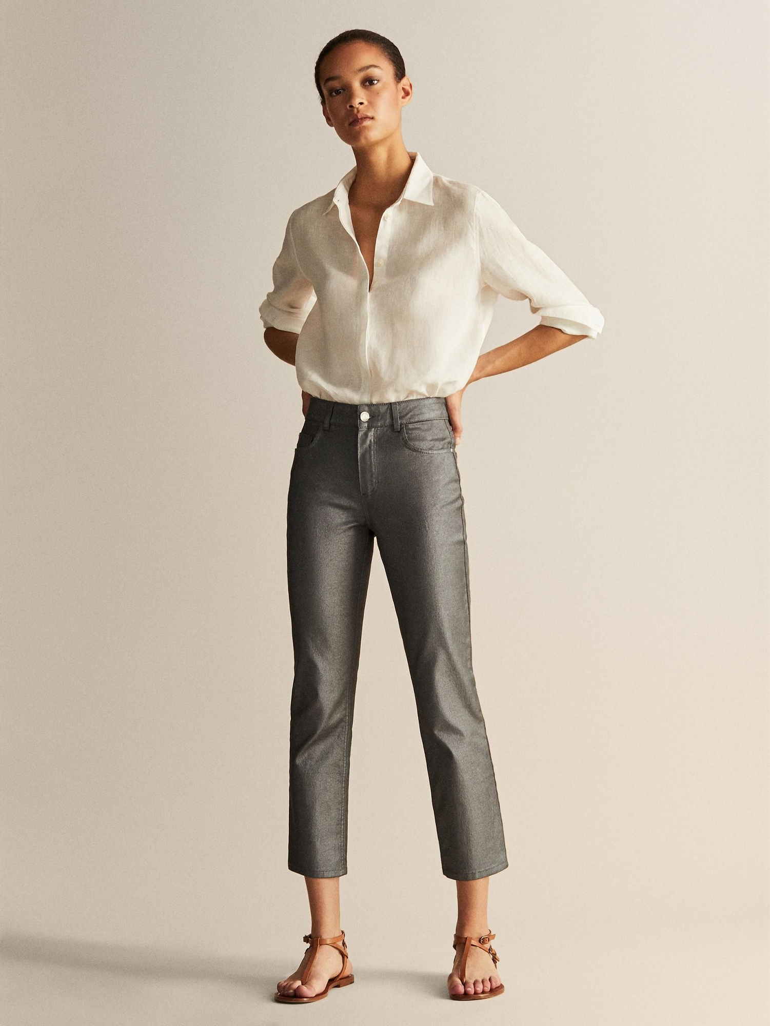 Pantalón engomado en color gris de Massimo Dutti