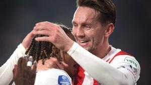 Xavi Simons y Luuk de Jong celebran un tanto ante el Groningen