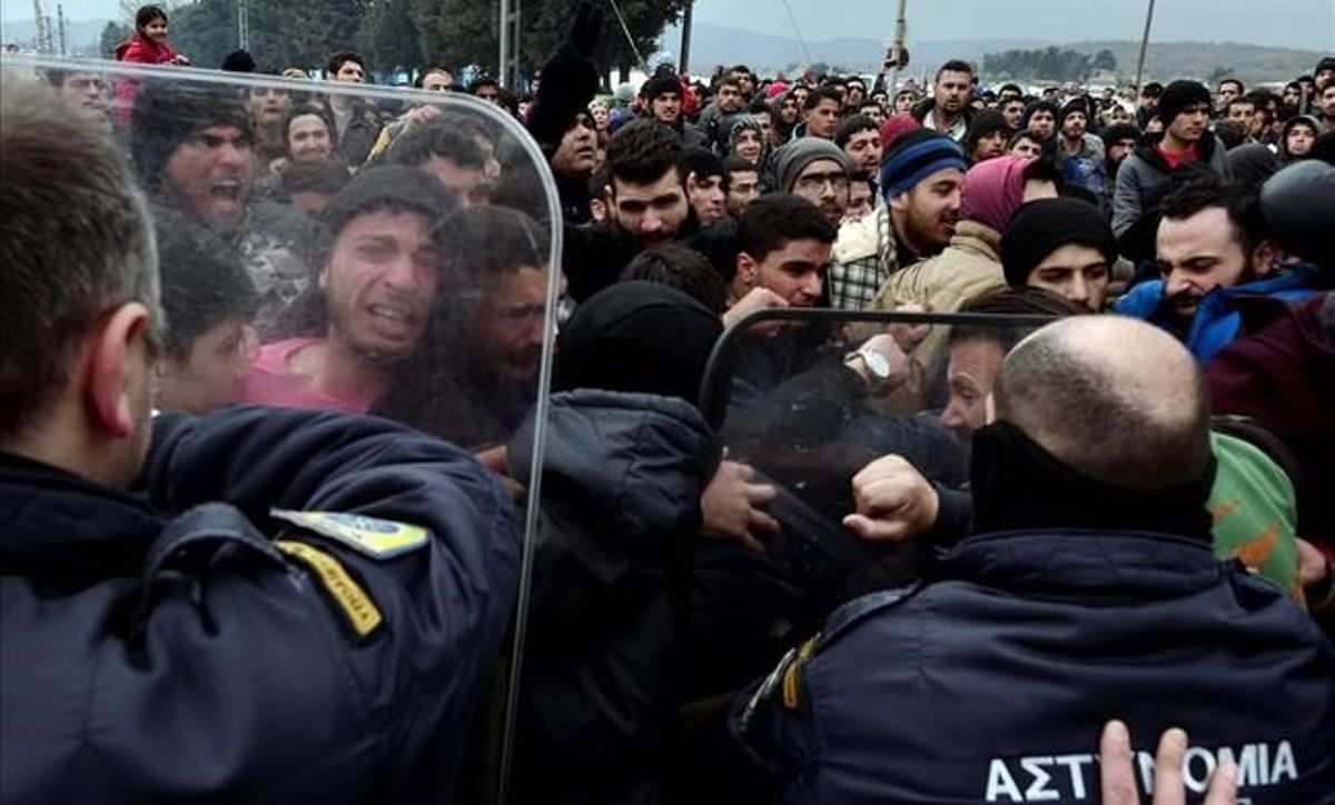 icoy32997883 refugees try to break into the greek police blocka160229163014