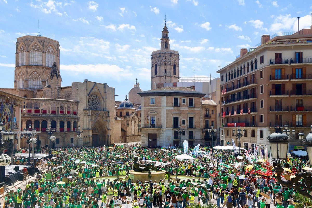 Así ha sido la marcha "histórica" de los profesores en València el día de la huelga
