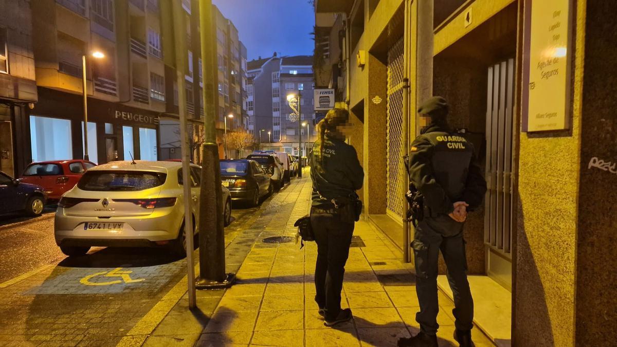 Guardia Civil, Aduanas y Policía Nacional colaboran en una nueva operación antidroga. Se realizan detenciones, registros e incautaciones.