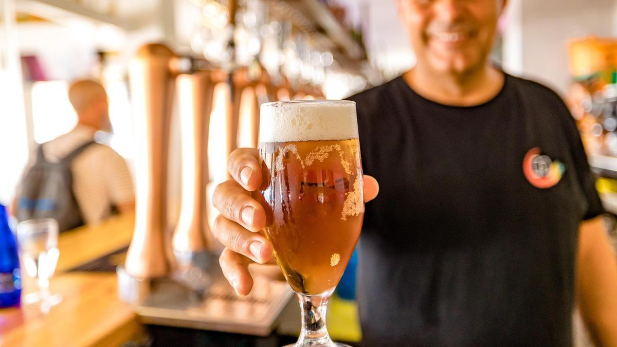 Un camarero sirve una caña de cerveza en un bar de Castellón.-