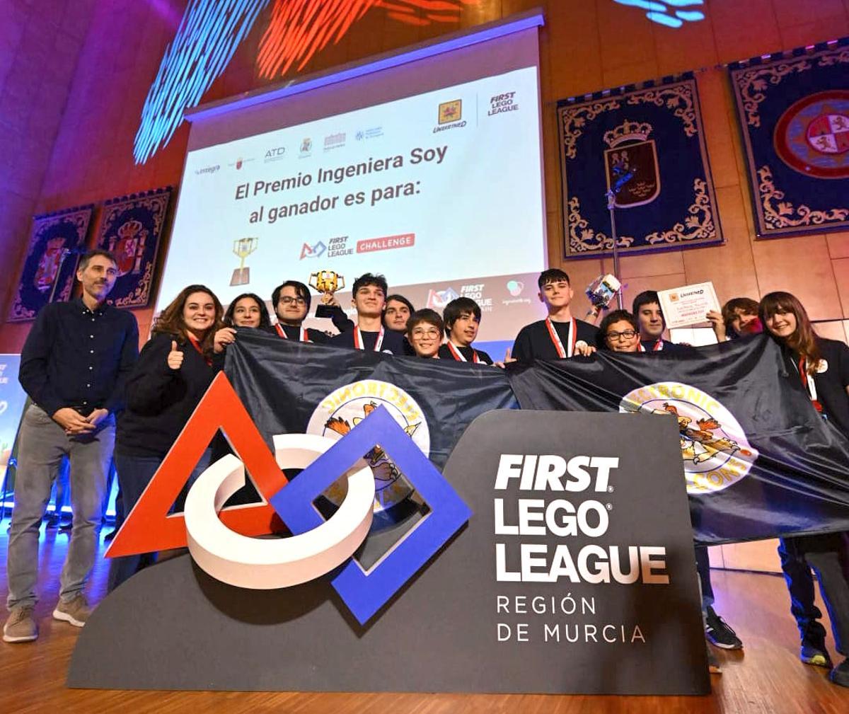 El equipo 'Electronic Falcons durante la entrega de los premios