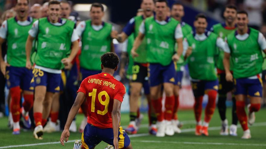 Lamine Yamal celebra su gol a Francia con los suplentes de la 
selección española. // Alberto Estévez