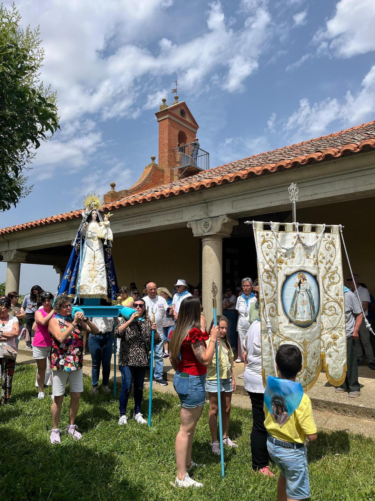 Procesión de la Virgen de Valdehunco por los alrededores de la ermita.