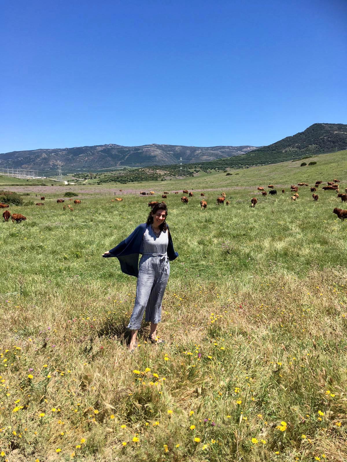 La ganadera gaditana Paola del Castillo, productora de vaca retinta en Tarifa, en Cádiz.