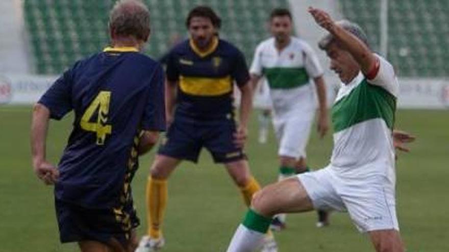 Un Elche-Cádiz lleno de emotividad en el estadio Martínez Valero