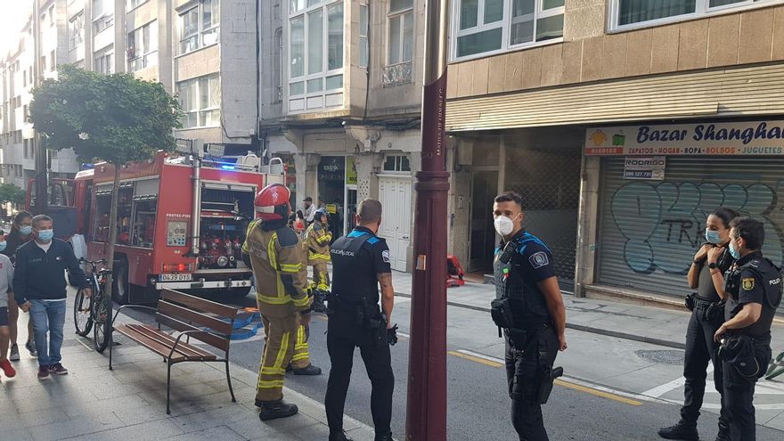 Amplio despliegue en el centro de Vigo para sofocar un incendio en una vivienda