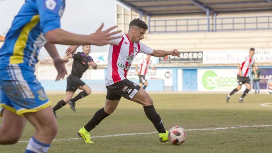 David Alvarez conduce un contragolpe del Zamora.