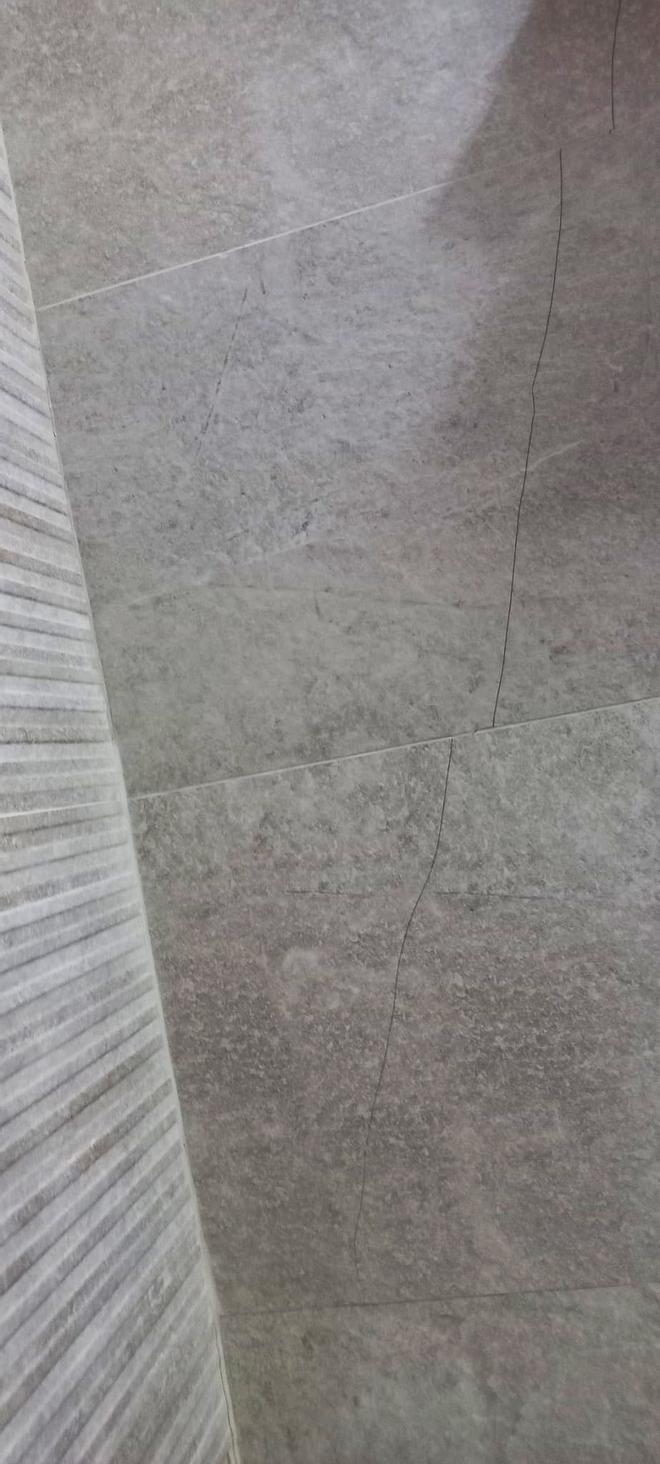 Galería | Grietas ocasionadas por las voladuras en la urbanización Las Arenas