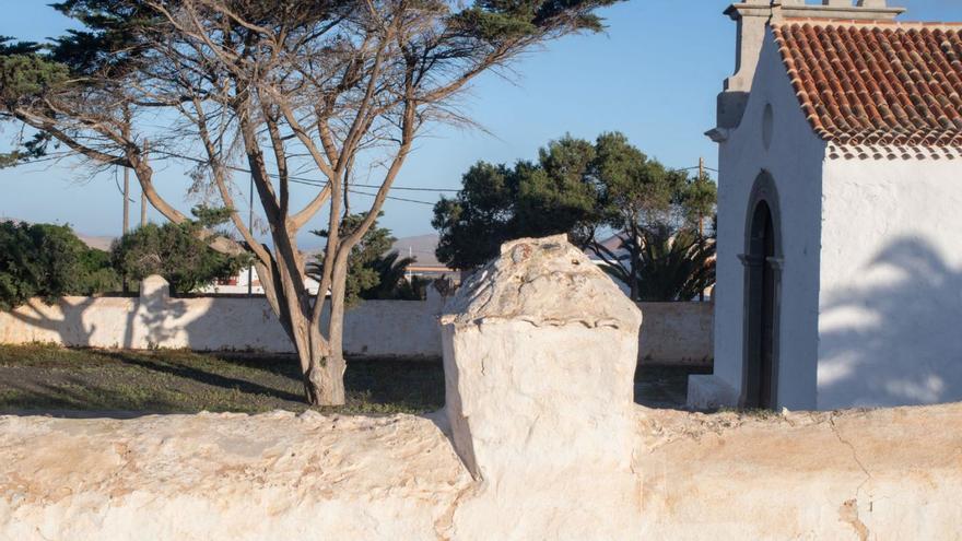 Acceso principal a la ermita de La Ampuyenta, donde se venera a San Pedro Alcántara. | | CARLOS DE SAÁ / EFE