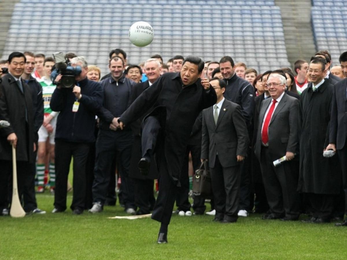 Xi Jinping golpea un balón de fútbol en su visita a Irlanda en 2012.