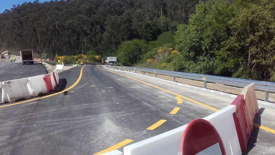 Arriba, el carril de salida recientemente finalizado, que desde ayer se usa temporalmente para acceder al corredor; a la izqda., pintado del paso elevado sobre los nuevos carriles de la autovía. // S.A.