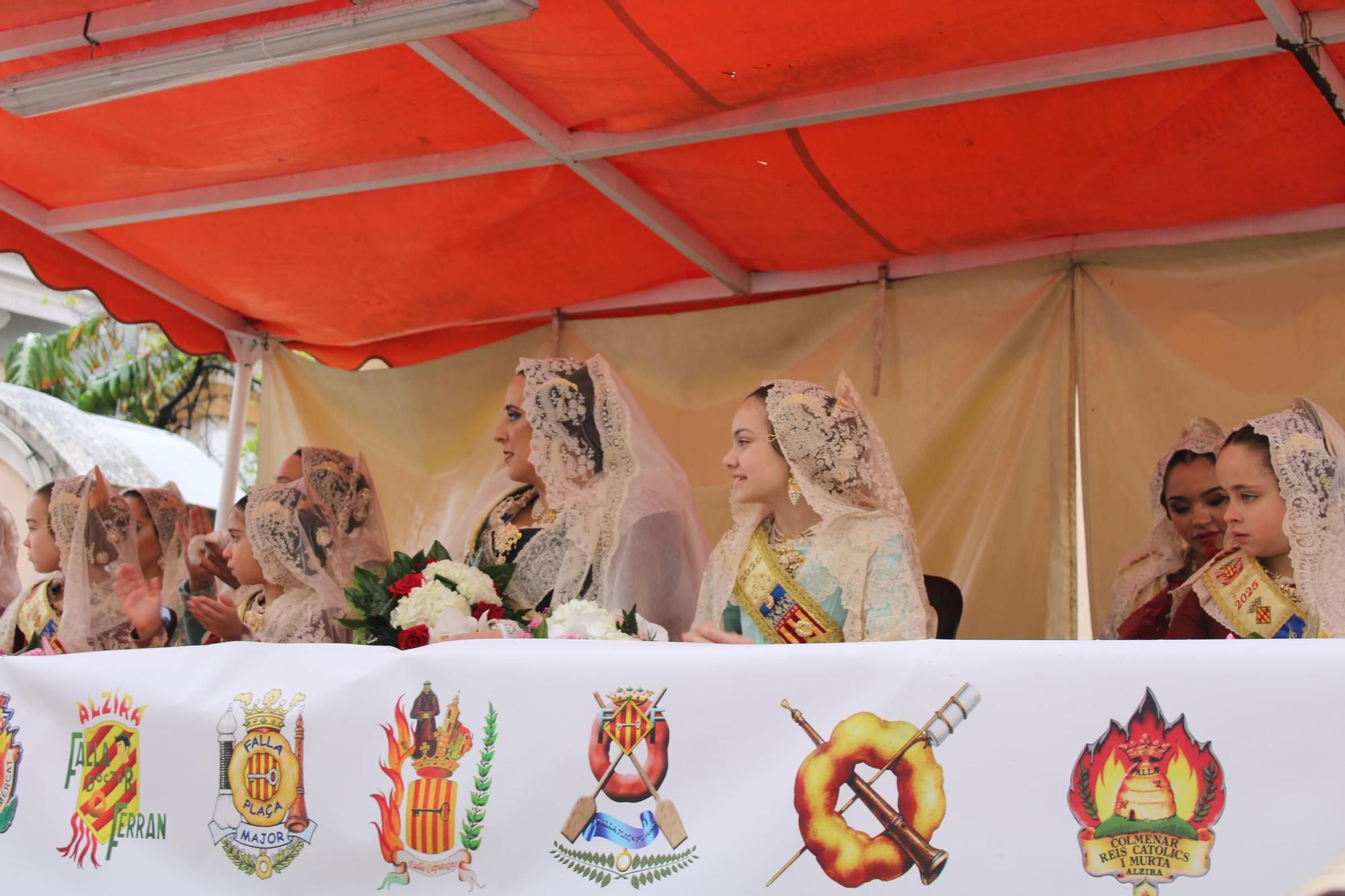 Búscate en la Ofrenda 2025 de Alzira entre paraguas y chubasqueros