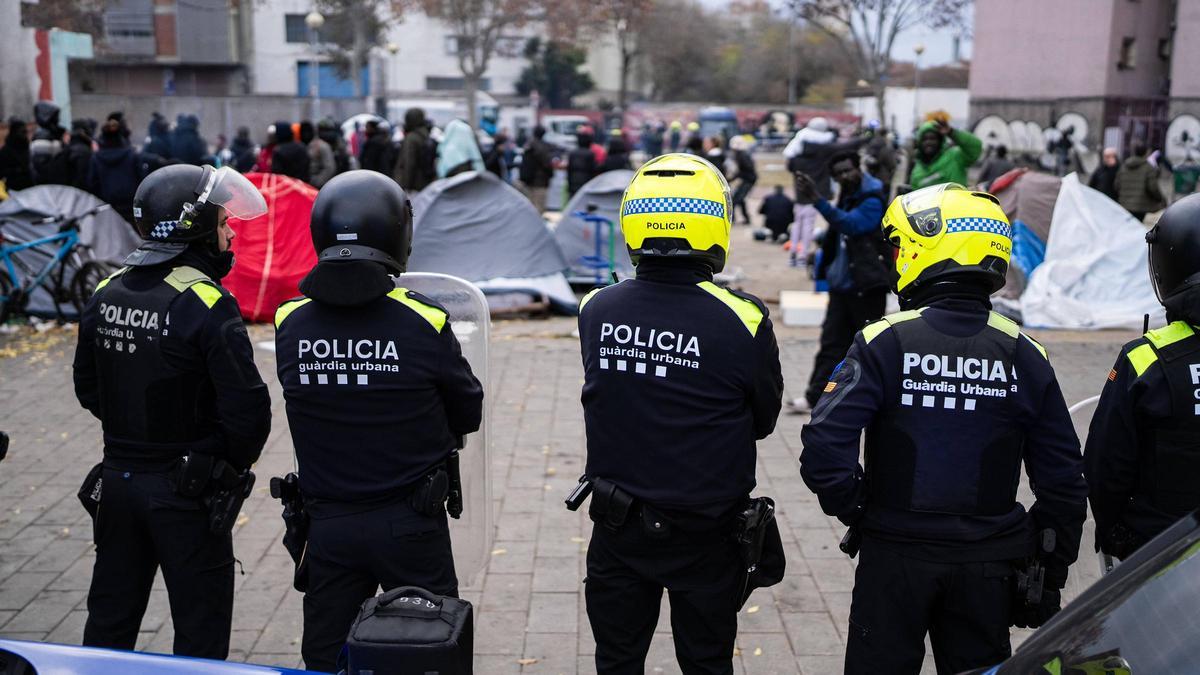 Operativo policial para desmontar la acampada de los desalojados del B9