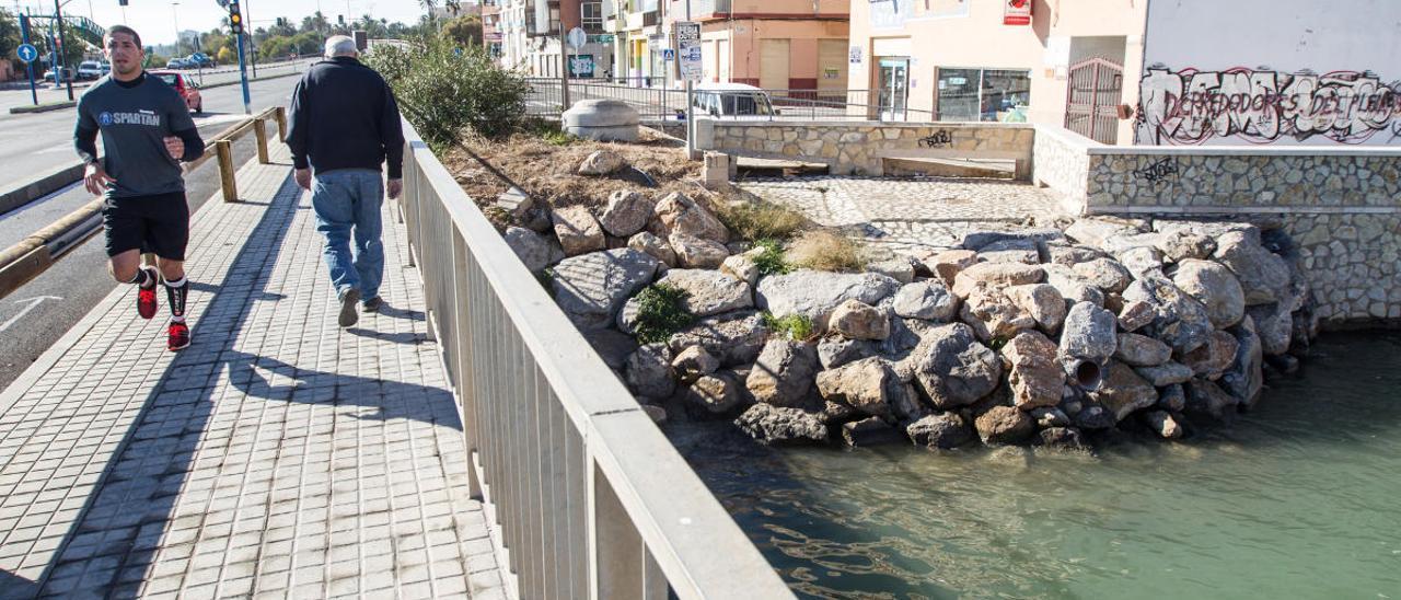 El Ayuntamiento solicita permiso para verter aguas de rechazo de Rincón de León a la bahía de Alicante